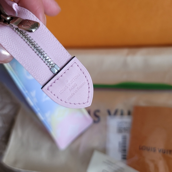 LOUIS VUITTON Escale Toiletry XL 26 Pochette Pastel Pink Clutch Giant Monogram - Picture 4 of 17